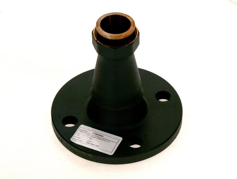 Schwarz lackierter Anschluss mit konischem Ende und einer Bohrung für Schrauben. Hersteller ist Bosch. Der Anschluss scheint für eine Pumpe ausgelegt zu sein.